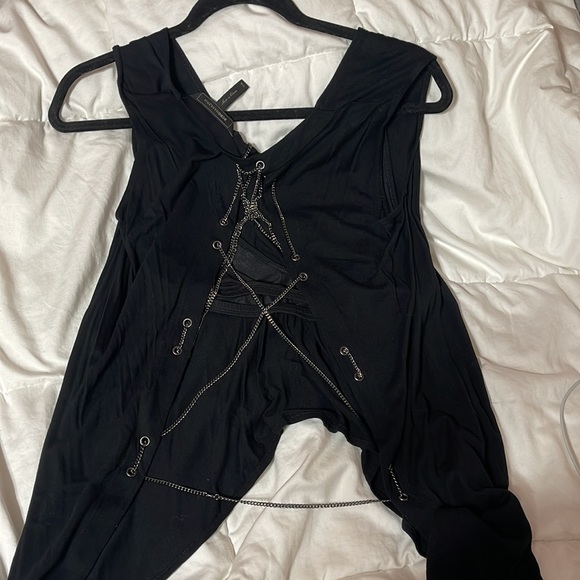 Black top with chains in the back - Picture 4 of 4